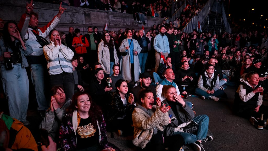 Örömkönnyek, örömmámor, örömünnep – fotókon a Tisza eredményváróját elöntő eufória