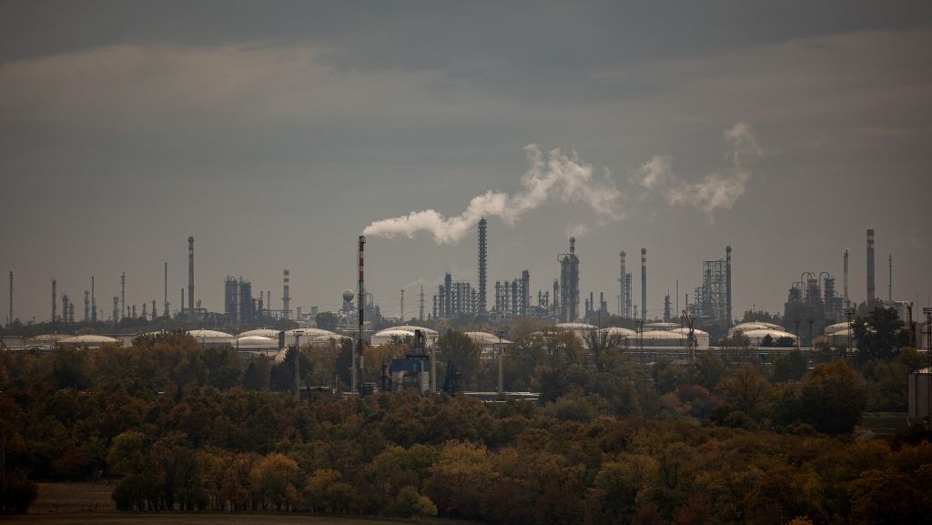 G7: Nem kizárt az ezerforintos benzinár