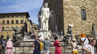Az incidens során megrongált firenzei nevezetesség, a Piazza della Signoria téren álló Neptun-kút.