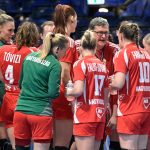 Golovin Vlagyimir szövetségi kapitány (k) a német-holland közös rendezésű női kézilabda-világbajnokság középdöntőjének 3. fordulójában játszott Magyarország - Dánia mérkőzésen a rotterdami Ahoy Arénában 2025. december 7-én.