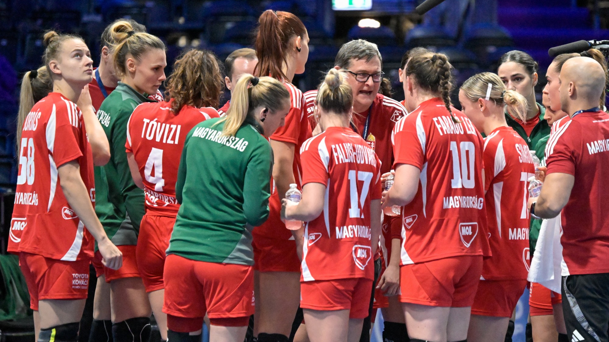 Golovin Vlagyimir szövetségi kapitány (k) a német-holland közös rendezésű női kézilabda-világbajnokság középdöntőjének 3. fordulójában játszott Magyarország - Dánia mérkőzésen a rotterdami Ahoy Arénában 2025. december 7-én.