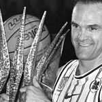 Brazilian basketball player Oscar Schmidt holds a trophy 15 March in Barueri, Brazil for his 22 years of professional play. El astro del basquetbol brasileno Oscar Schmidt "Oscar" (40) del equipo "Banco Bandeirantes" levanta un trofeo en forma de canasta luego de superar los 40 mil puntos en sus 22 anos de carrera profesional durante un partido en Barueri por el Campeonato Brasileno 15 marzo. El norteamericano Kareem Abdul Jabar tiene el record mundial con 46 mil 725 puntos marcados en su carrera. Oscar conquisto con el equipo nacional de Brasil la medalla de oro en los Juegos Pan-Americanos de 1987, es tricampeon sudamericano y jugo en Italia de 1982 a 1993 y en Espana de 1991 a 1993. AFP PHOTO/Marie HIPPENMEYER