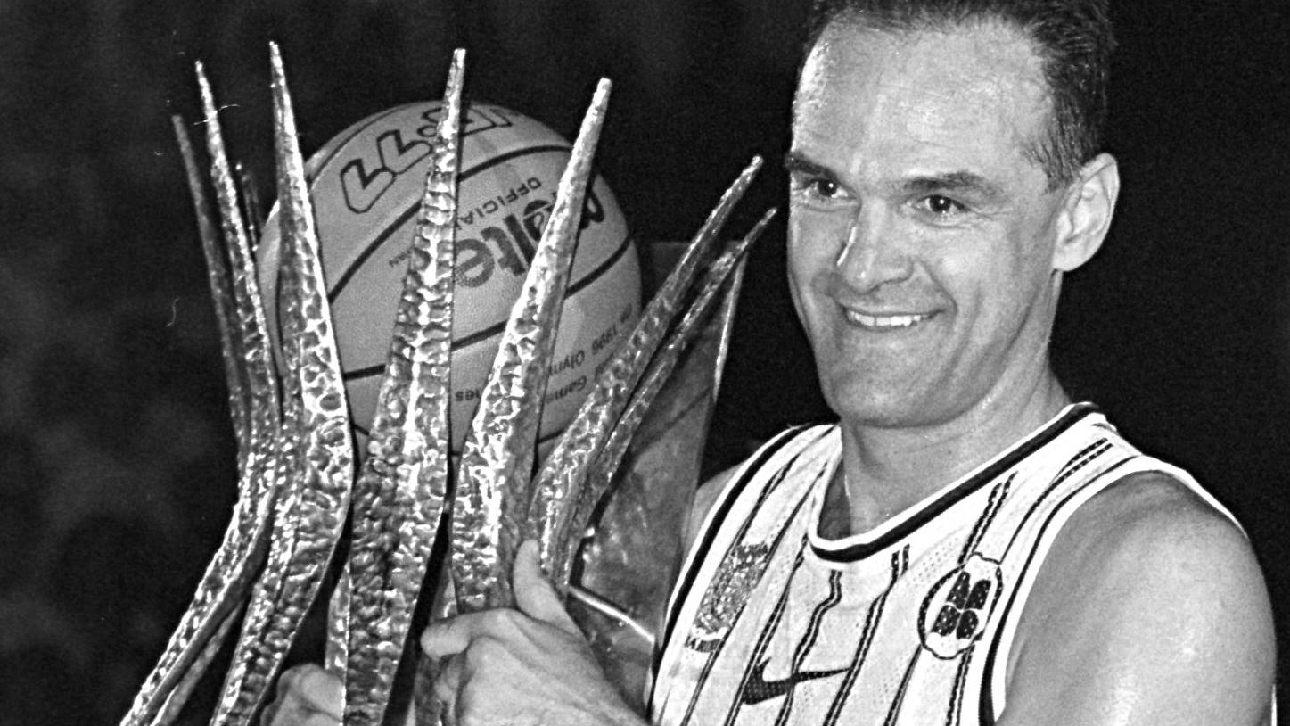 Brazilian basketball player Oscar Schmidt holds a trophy 15 March in Barueri, Brazil for his 22 years of professional play. El astro del basquetbol brasileno Oscar Schmidt "Oscar" (40) del equipo "Banco Bandeirantes" levanta un trofeo en forma de canasta luego de superar los 40 mil puntos en sus 22 anos de carrera profesional durante un partido en Barueri por el Campeonato Brasileno 15 marzo. El norteamericano Kareem Abdul Jabar tiene el record mundial con 46 mil 725 puntos marcados en su carrera. Oscar conquisto con el equipo nacional de Brasil la medalla de oro en los Juegos Pan-Americanos de 1987, es tricampeon sudamericano y jugo en Italia de 1982 a 1993 y en Espana de 1991 a 1993. AFP PHOTO/Marie HIPPENMEYER