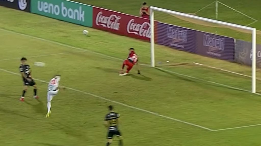 Ha úgy érzed, te vagy balszerencsés, itt egy focista, akit úgy arcon lőttek, hogy a saját kapujába pattant a labda