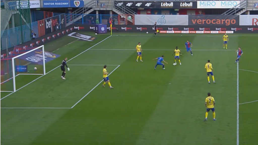 Hihetetlen szerencsétlenkedéssel hozott össze tizenegyest a védő, de a kaput se találta el belőle az ellenfél