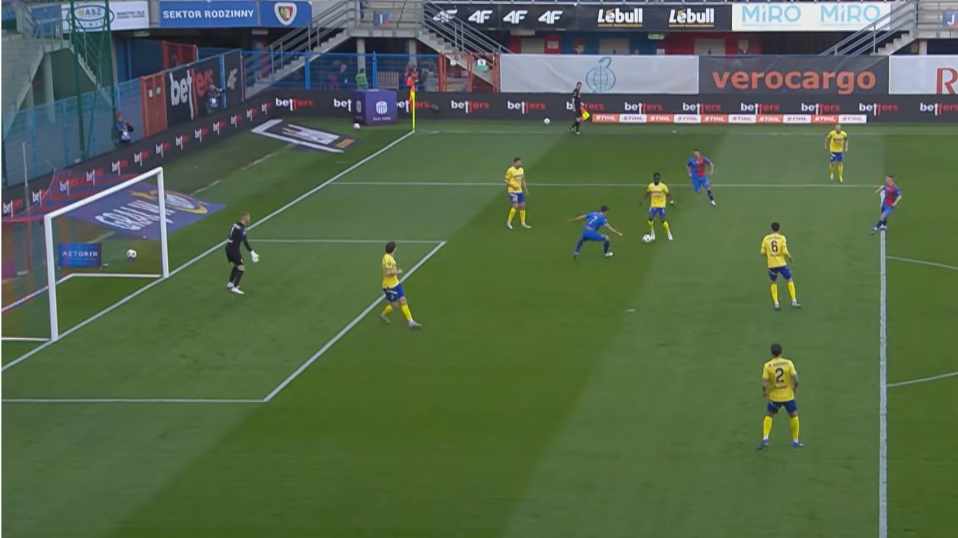 Aurelien Ngumbia ügyetlenkedése az Arka Gdyniában.