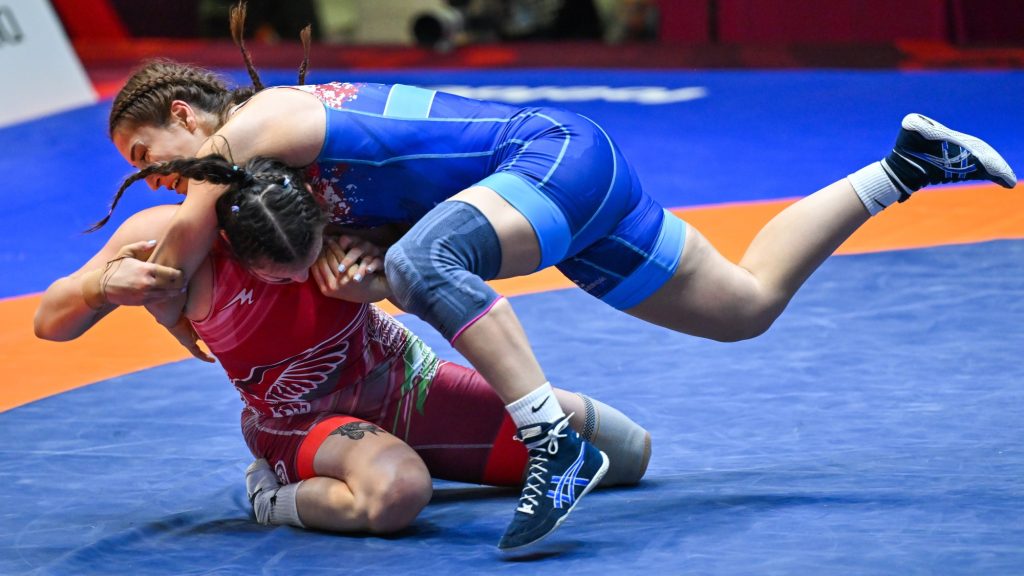 A Pók Karolina (pirosban) és a török Buse Tosun a tiranai birkózó Európa-bajnokság női 72 kg-os súlycsoportjának bronzkérkőzésén 2026. április 24-én. A magyar versenyző 9-6-ra kikapott, így ötödik helyen végzett.