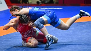 A Pók Karolina (pirosban) és a török Buse Tosun a tiranai birkózó Európa-bajnokság női 72 kg-os súlycsoportjának bronzkérkőzésén 2026. április 24-én. A magyar versenyző 9-6-ra kikapott, így ötödik helyen végzett.