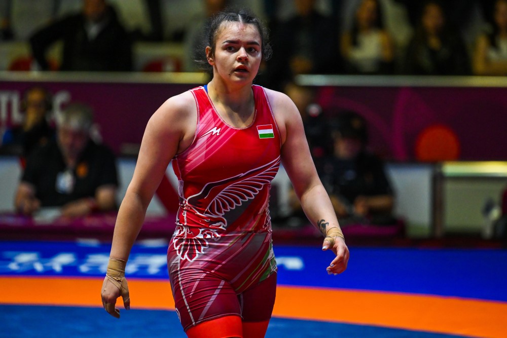 A Pók Karolina (pirosban) és a török Buse Tosun a tiranai birkózó Európa-bajnokság női 72 kg-os súlycsoportjának bronzkérkőzésén 2026. április 24-én. A magyar versenyző 9-6-ra kikapott, így ötödik helyen végzett.