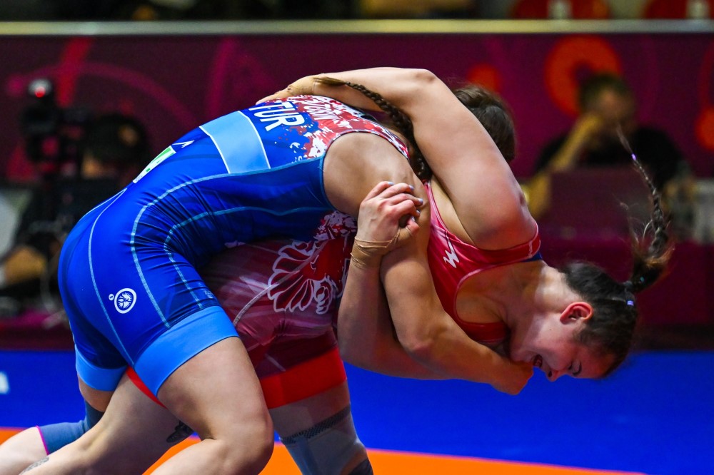 A Pók Karolina (pirosban) és a török Buse Tosun a tiranai birkózó Európa-bajnokság női 72 kg-os súlycsoportjának bronzkérkőzésén 2026. április 24-én. A magyar versenyző 9-6-ra kikapott, így ötödik helyen végzett.