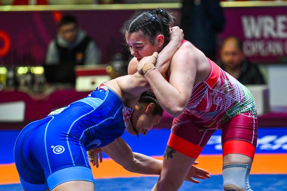 A Pók Karolina (pirosban) és a török Buse Tosun a tiranai birkózó Európa-bajnokság női 72 kg-os súlycsoportjának bronzkérkőzésén 2026. április 24-én. A magyar versenyző 9-6-ra kikapott, így ötödik helyen végzett.