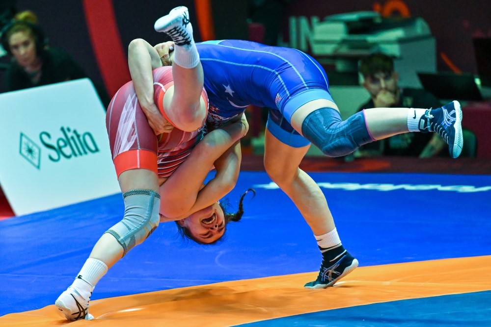 A Pók Karolina (pirosban) és a török Buse Tosun a tiranai birkózó Európa-bajnokság női 72 kg-os súlycsoportjának bronzkérkőzésén 2026. április 24-én. A magyar versenyző 9-6-ra kikapott, így ötödik helyen végzett.