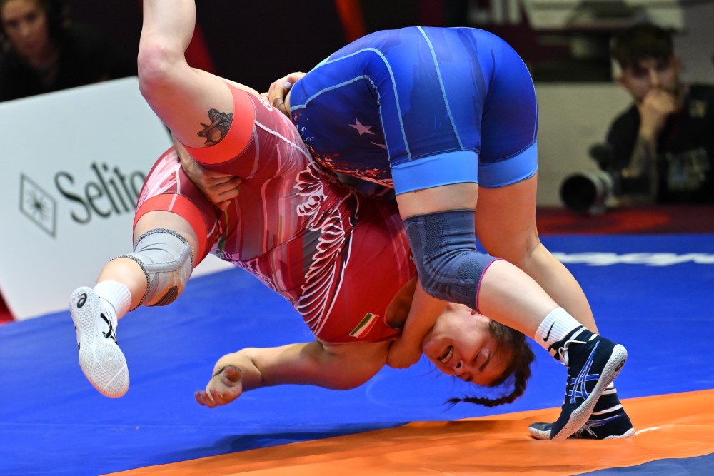 A Pók Karolina (pirosban) és a török Buse Tosun a tiranai birkózó Európa-bajnokság női 72 kg-os súlycsoportjának bronzkérkőzésén 2026. április 24-én. A magyar versenyző 9-6-ra kikapott, így ötödik helyen végzett.