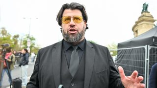 Puzsér Róbert a Rendszerbontó Nagykoncerten a budapesti Hősök terén, 2026. április 10-én.