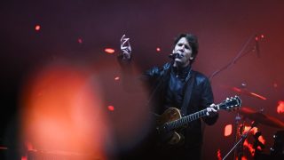 A Quimby frontembere, Kiss Tibi a Rendszerbontó Nagykoncert színpadán a budapesti Hősök terén, 2026. április 10-én.