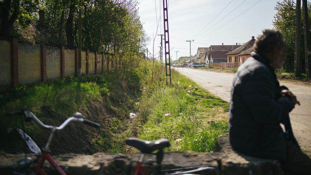 „Mi van, te fehér seggfej?” – pattanásig feszült a hangulat a hevesi romatelepen, ahol négy éve 97 százalékkal nyert a Fidesz