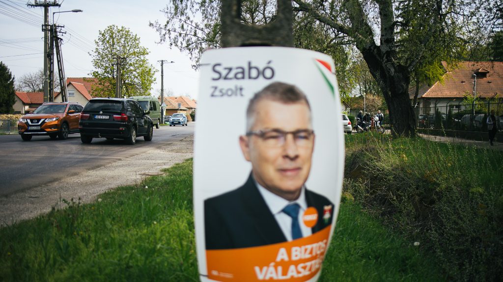„Ha eladod a szavazatod, elveszik a gyerekedet!” – Tarnazsadányban farkasszemet néznek a Tisza őrszemei és a Fidesz szimpatizánsai