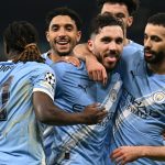 Rayan Cherki manchesteri csapattársai körében.