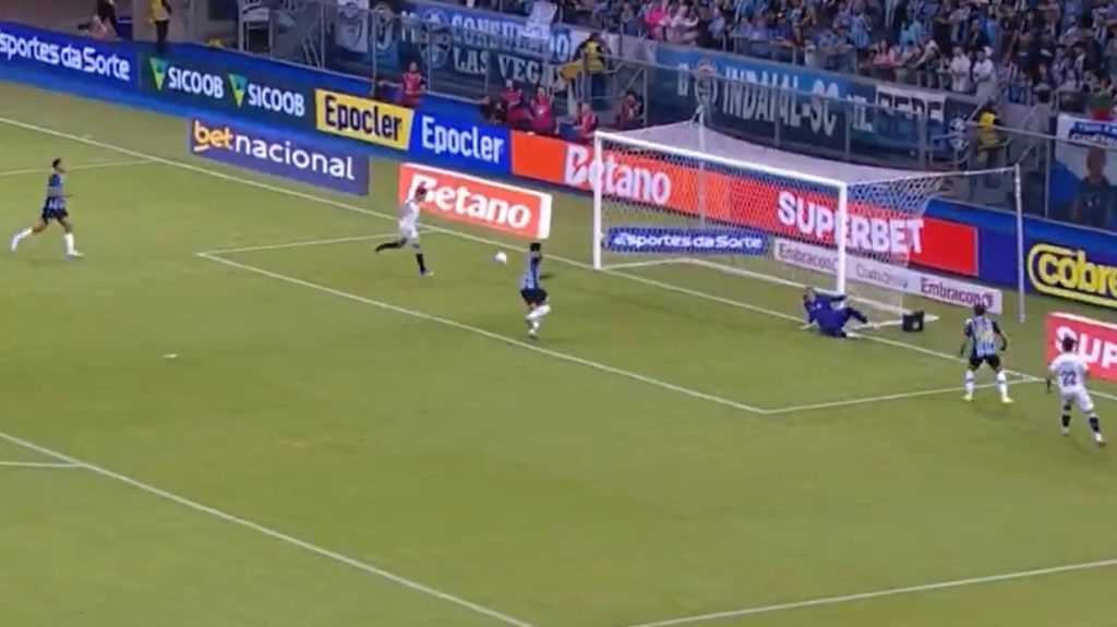 A kapus csak feküdt a gólvonalon, ő mégse tudott az üres kapuba lőni