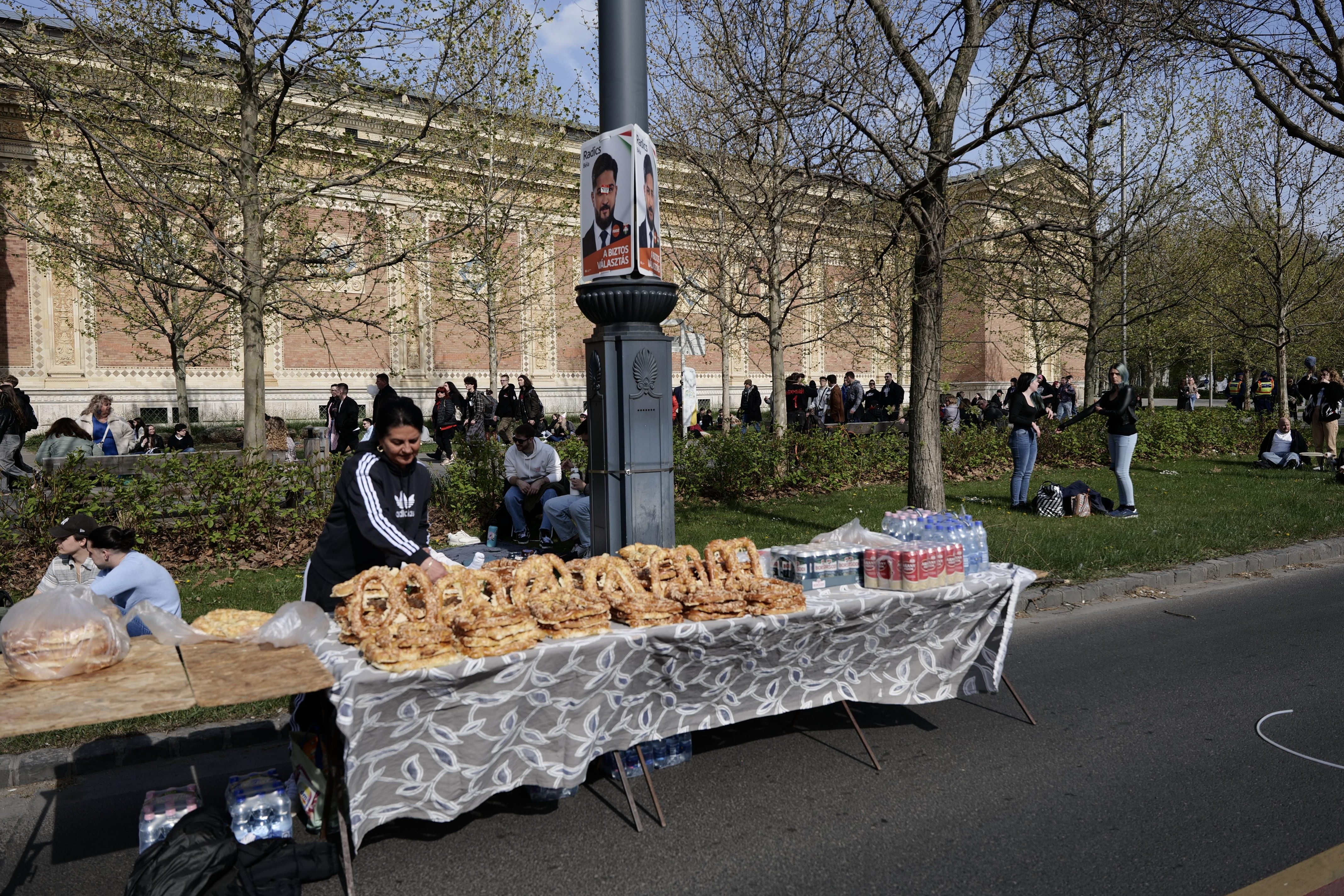 Egy perecárus a Műcaarnok mellett a Rendszerbontó nagykoncerten a budapesti Hősök terén, 2026. április 10-én.