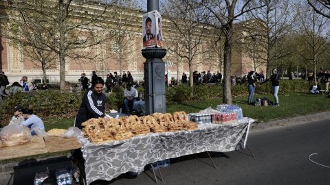 Egy perecárus a Műcaarnok mellett a Rendszerbontó nagykoncerten a budapesti Hősök terén, 2026. április 10-én.