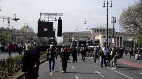 Gyülekezők a Rendszerbontó Nagykoncerten a budapesti Hősök terén, 2026. április 10-én.