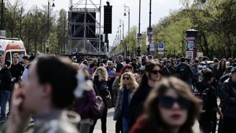 A Rendszerbontó Nagykoncert közönsége a budapesti Hősök terén, 2026. április 10-én.