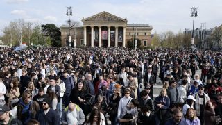 A Rendszerbontó Nagykoncert közönsége a budapesti Hősök terén, 2026. április 10-én.