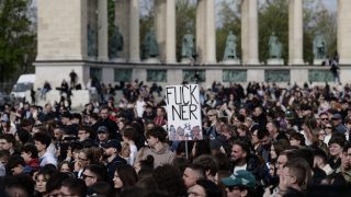 A Rendszerbontó Nagykoncert közönsége a budapesti Hősök terén, 2026. április 10-én.