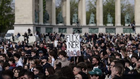 A Rendszerbontó Nagykoncert közönsége a budapesti Hősök terén, 2026. április 10-én.