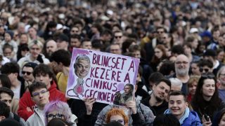 A Rendszerbontó Nagykoncert közönsége a budapesti Hősök terén, 2026. április 10-én.