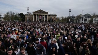 A Rendszerbontó Nagykoncert közönsége a budapesti Hősök terén, 2026. április 10-én.