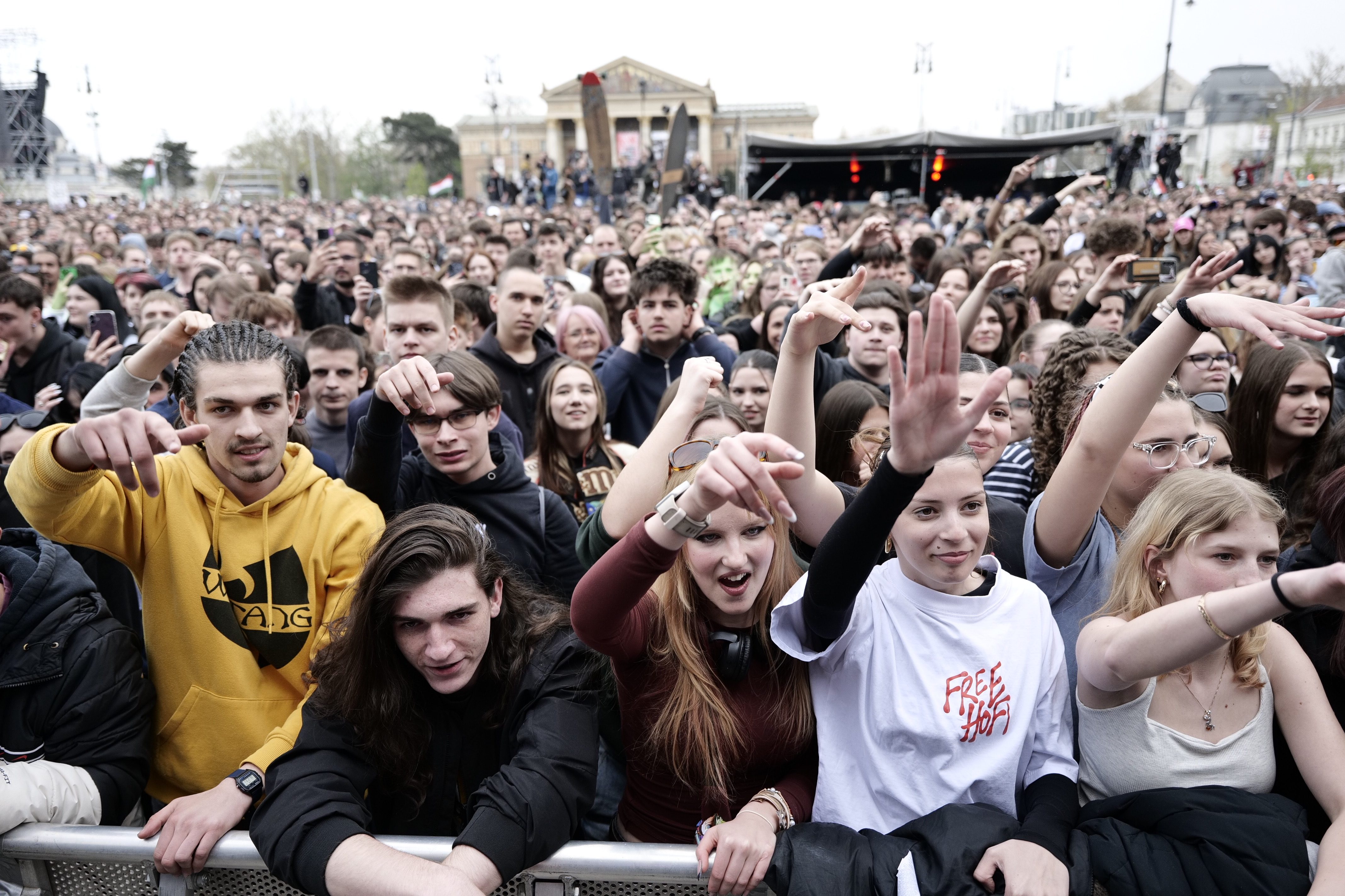 A Rendszerbontó Nagykoncert közönsége a budapesti Hősök terén, 2026. április 10-én.