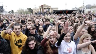 A Rendszerbontó Nagykoncert közönsége a budapesti Hősök terén, 2026. április 10-én.