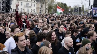 A Rendszerbontó Nagykoncert közönsége a budapesti Hősök terén, 2026. április 10-én.