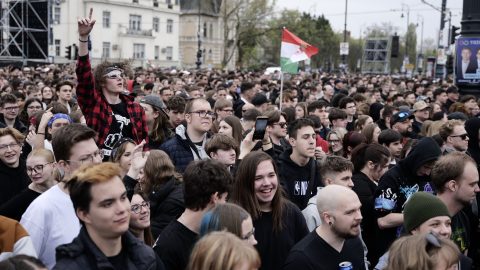 A Rendszerbontó Nagykoncert közönsége a budapesti Hősök terén, 2026. április 10-én.
