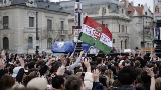 A Rendszerbontó Nagykoncert közönsége a budapesti Hősök terén, 2026. április 10-én.