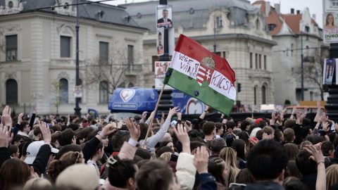 A Rendszerbontó Nagykoncert közönsége a budapesti Hősök terén, 2026. április 10-én.