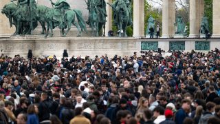 A Rendszerbontó Nagykoncertre összegyűlt tömeg 2026. április 10-én a Hősök terén.