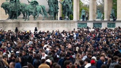 A Rendszerbontó Nagykoncertre összegyűlt tömeg 2026. április 10-én a Hősök terén.