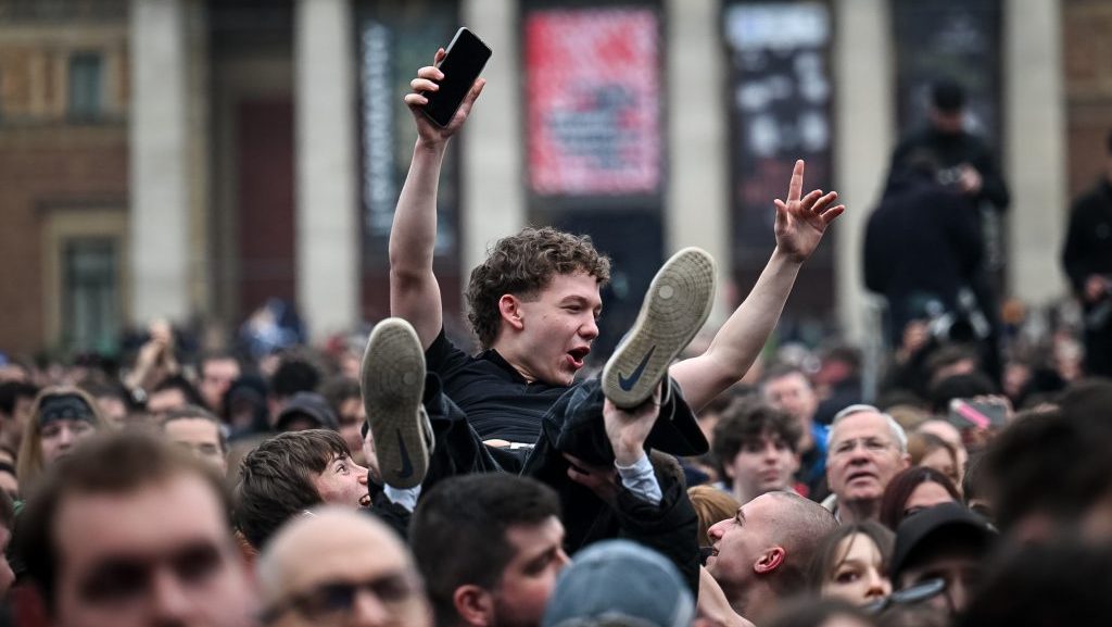 A Rendszerbontó Nagykoncert közönsége a budapesti Hősök terén, 2026. április 10-én.