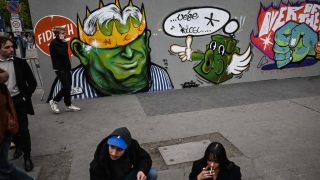 Egy Orbán Viktor miniszterelnököt ábrázoló graffiti a Lendvai utcai Fidesz székháznál Budapesten, a 2026. április 10-án megrendezett Rendszerbontó Nagykoncert idején.