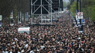 A Rendszerbontó Nagykoncert közönsége a budapesti Hősök terén, 2026. április 10-én.