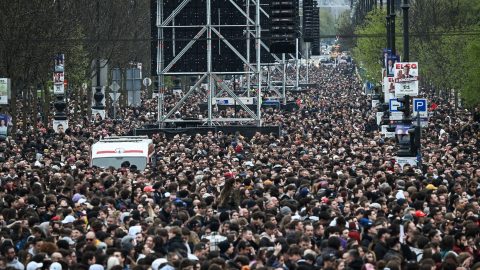 A Rendszerbontó Nagykoncert közönsége a budapesti Hősök terén, 2026. április 10-én.