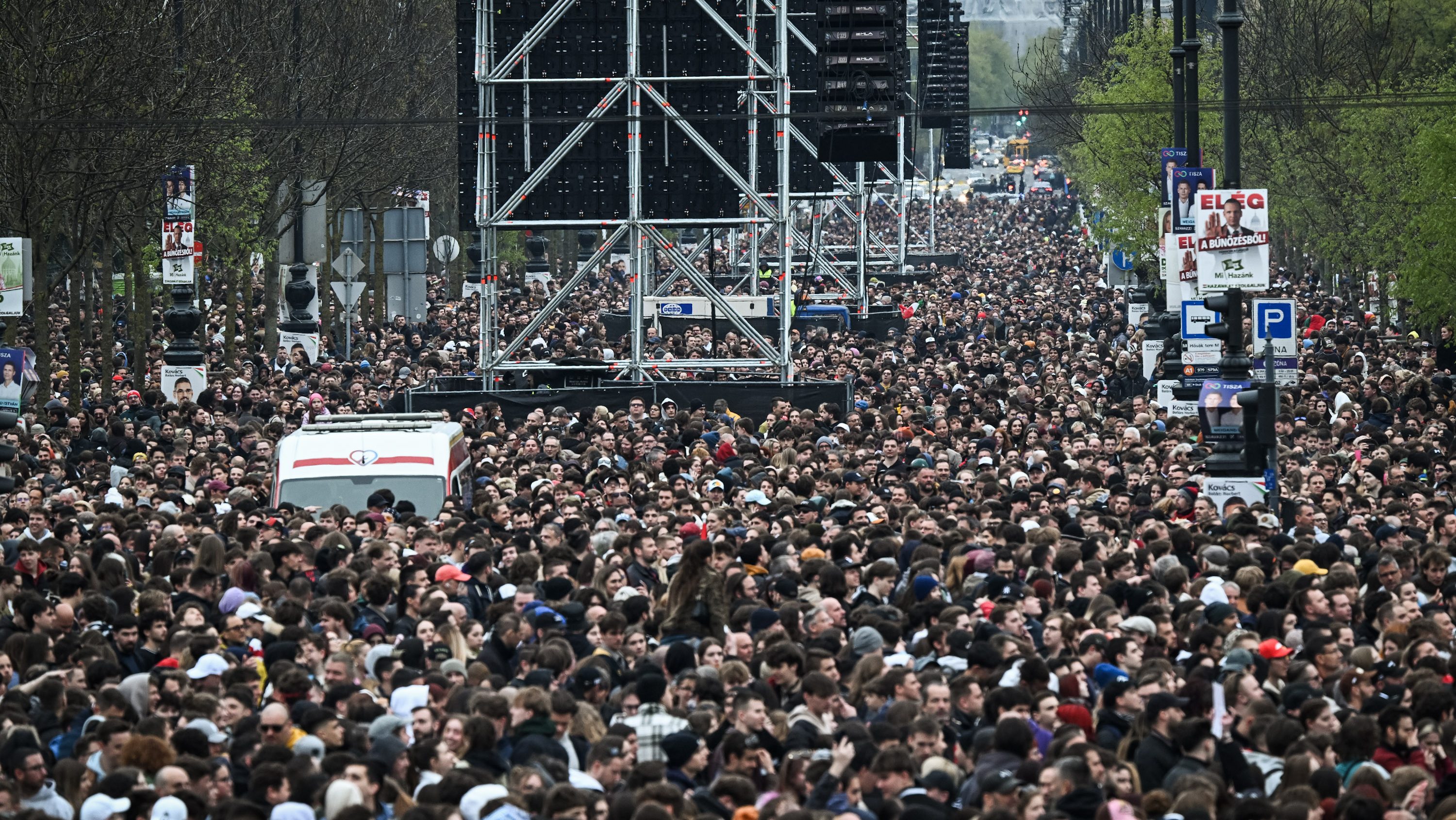 A Rendszerbontó Nagykoncert közönsége a budapesti Hősök terén, 2026. április 10-én.