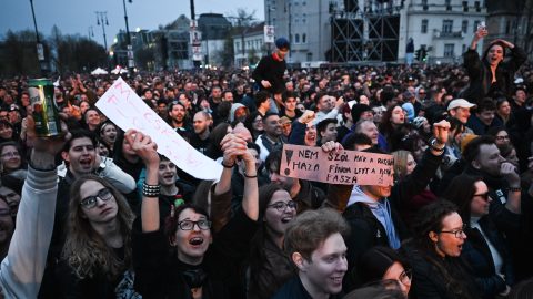 A Rendszerbontó Nagykoncert közönsége a budapesti Hősök terén, 2026. április 10-én.