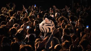 A Rendszerbontó Nagykoncert közönsége a budapesti Hősök terén, 2026. április 10-én.