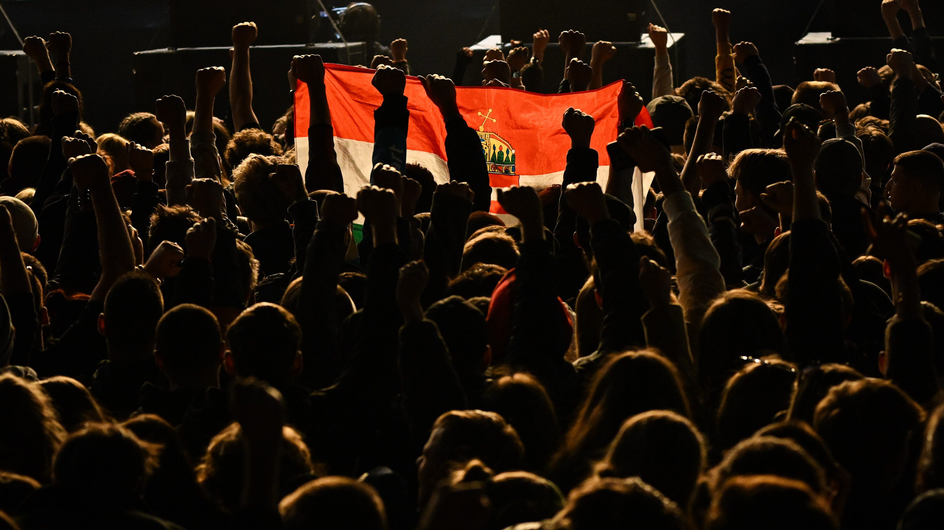 A Rendszerbontó Nagykoncert közönsége a budapesti Hősök terén, 2026. április 10-én.