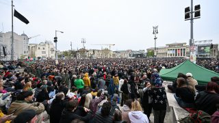 A Rendszerbontó Nagykoncert közönsége a budapesti Hősök terén, 2026. április 10-én.