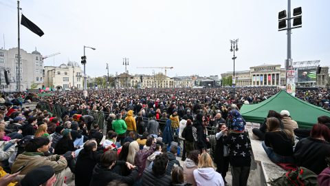 A Rendszerbontó Nagykoncert közönsége a budapesti Hősök terén, 2026. április 10-én.